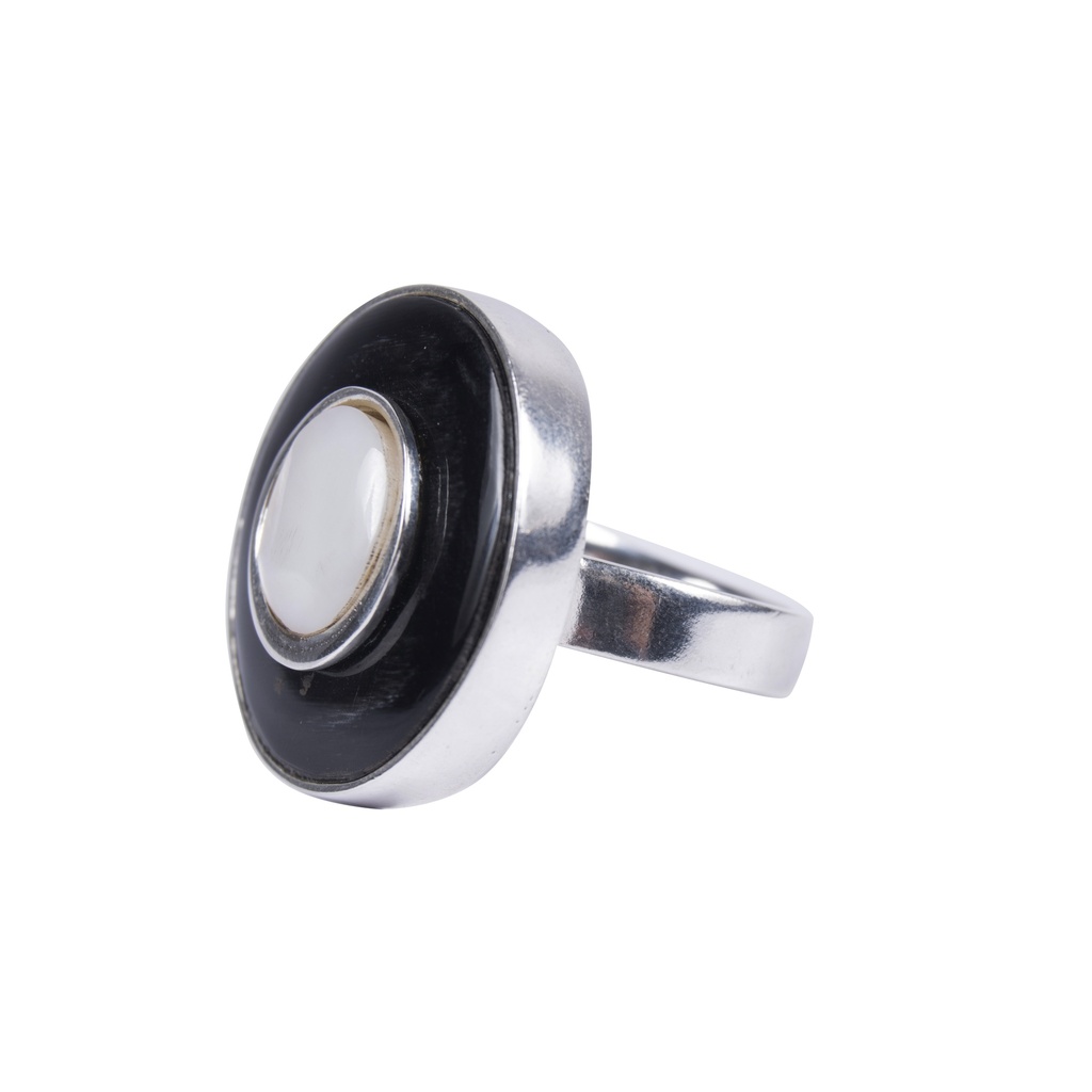 SMALL SILVER COW HORN AND MOTHER PEARL LUZ RING
